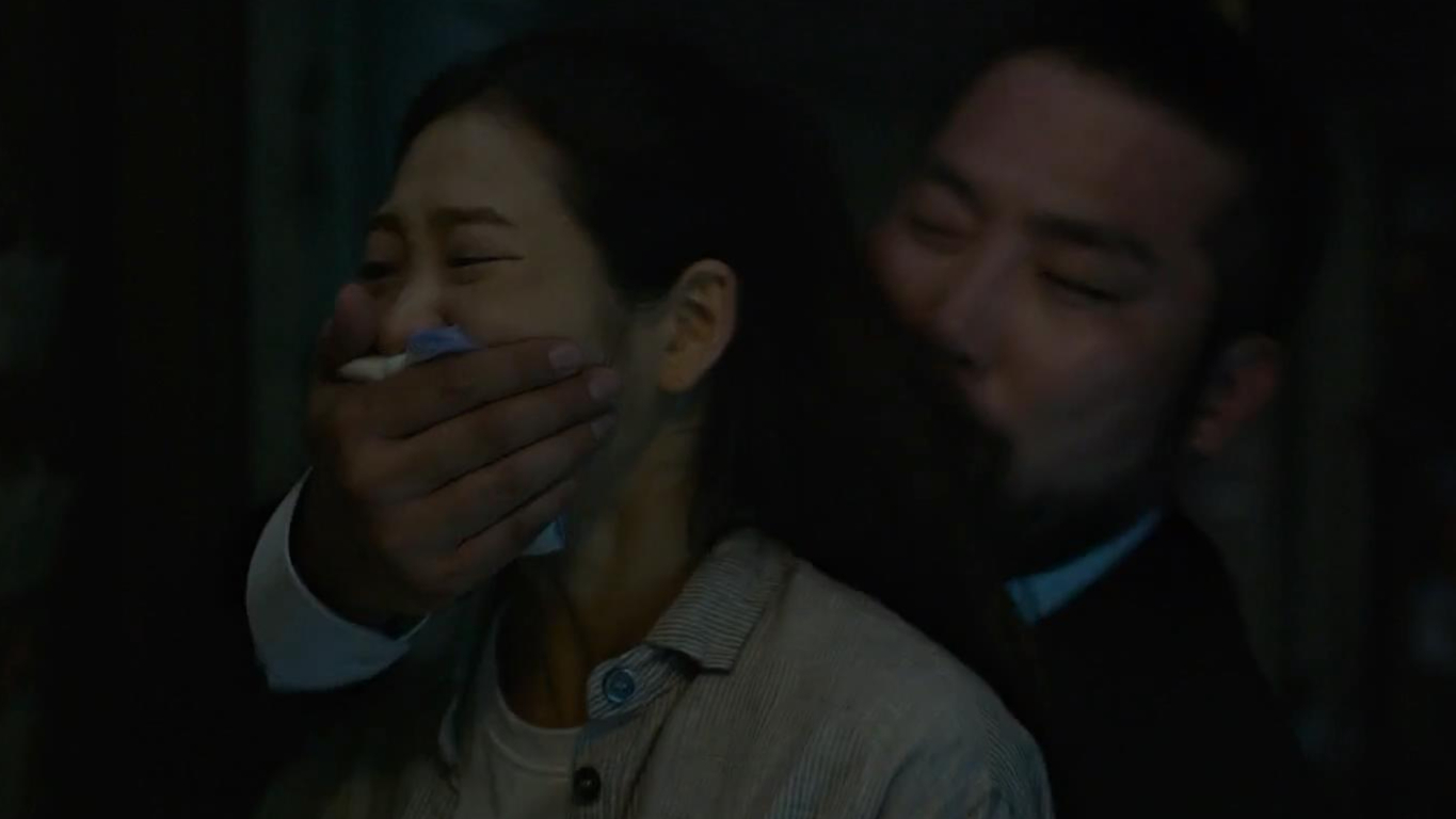黑老大绑走美貌妻子拿来赚钱,小伙报警没用,发怒后一人干掉整个帮派